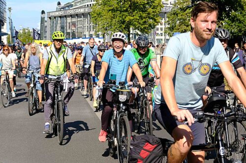 ADFC-Kreisfahrt: Fahrrad lohnt sich für Berlin. Radwege bauen, nicht stoppen!