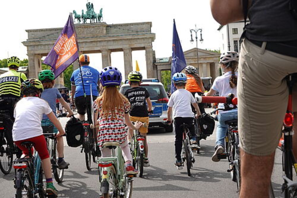 Kidical Mass: „Endlich sicher zur Schule, denn Straßen sind für alle da.“