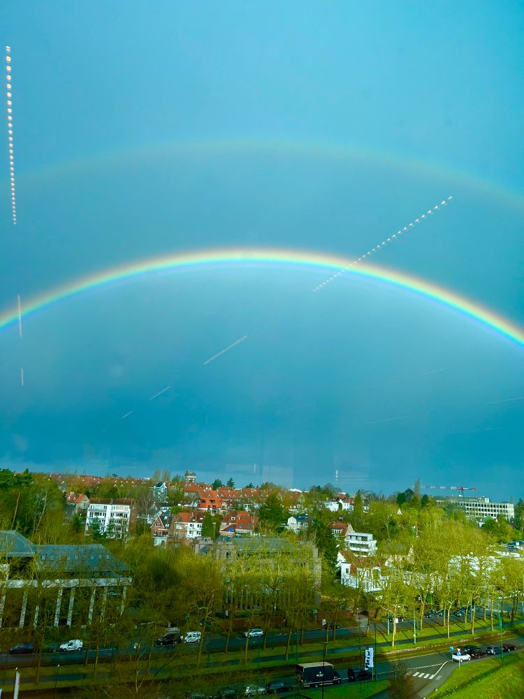 Prachtige dubbele regenboog over Brussel