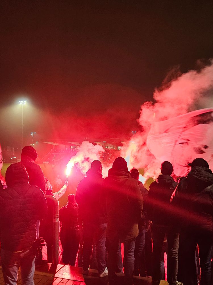 Pyrotechnik in einem Fanblock