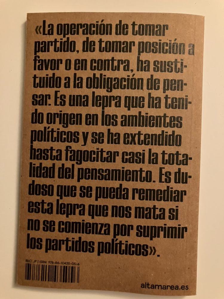 Contraportada del libro. Reza el texto:
«La operación de tomar partido, de tomar posición a lavor o en contra, ha sustituido a la obligacion de pensar. Es una lepra que ha tenido origen en los ambientes políticos y se ha extendido hasta fagocitar casi la totalidad del pensamiento. Es dudoso que se pueda remediar esta lepra que nos mata si no se comienza por suprimir los partidos políticos»