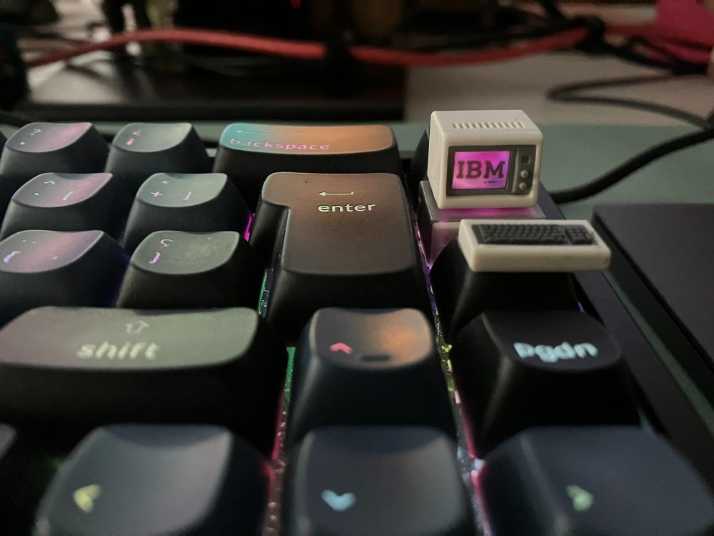 La tecla instalada, la pantalla se enciende con los leds del teclado y se ve el logo de IBM en la pantalla.