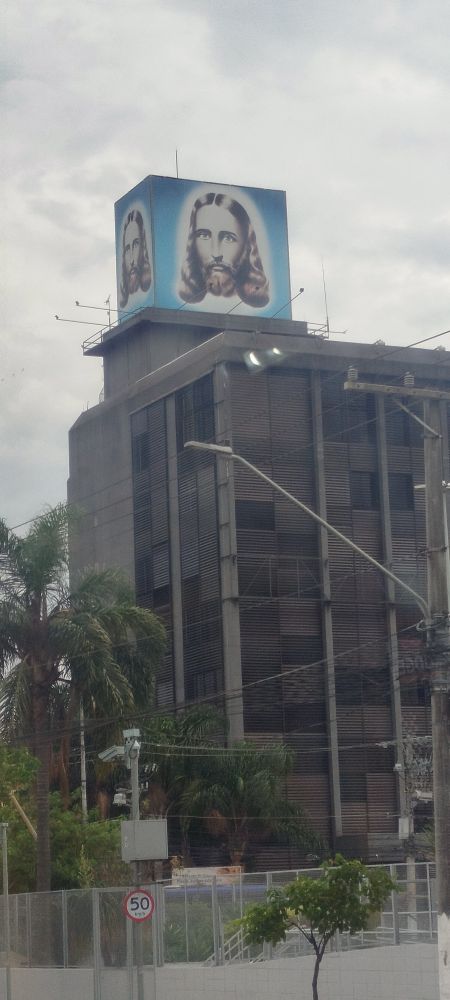 Prédio da Legião da Boa Vontade, com a imagem de um Jesus de cabelos castanhos claros e olhos azuis.