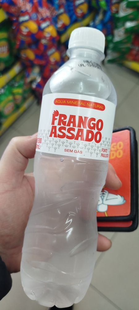 Garrafa de água mineral escrito FRANGO ASSADO (local onde ela foi comprada)