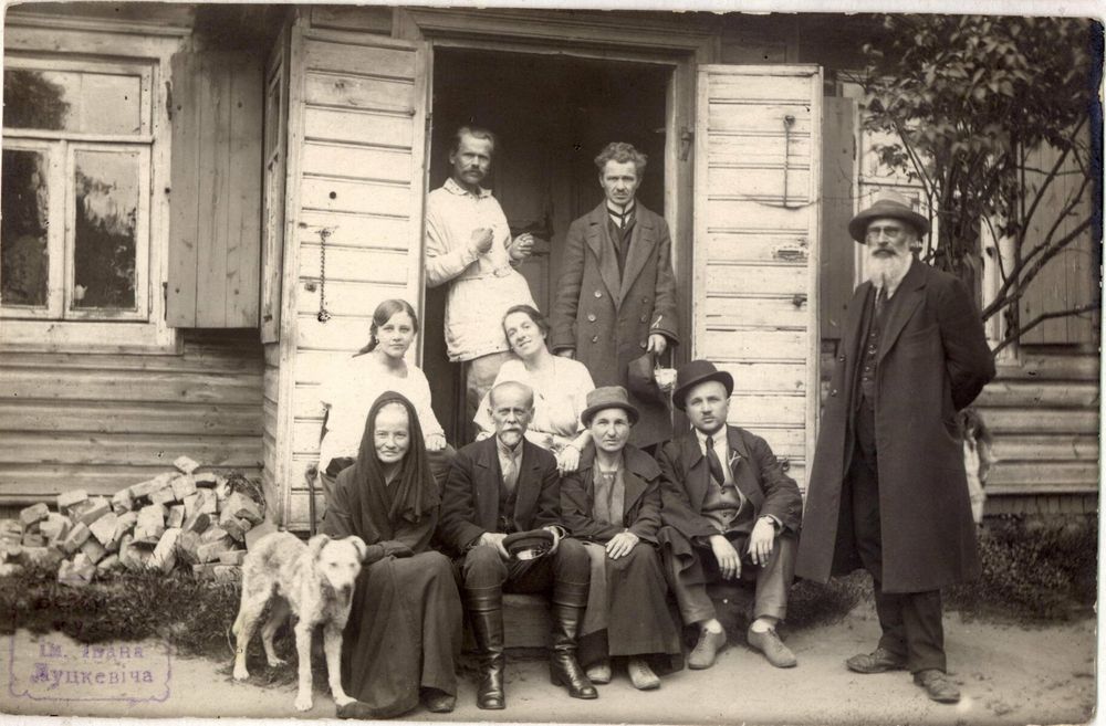 У час экспедыцыі па зборы музычнага фальклору ў Заходняй Беларусі, 1920-я. Побач паэт Гальяш Леўчык, справа стаіць (з сівой барадой) кампазітар і фалькларыст Антон Грыневіч