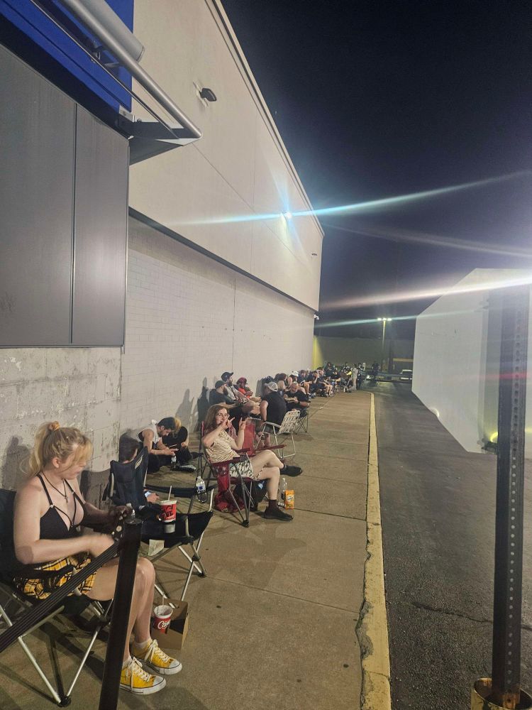 Long line of people for Nintendo Switch 2 at best buy