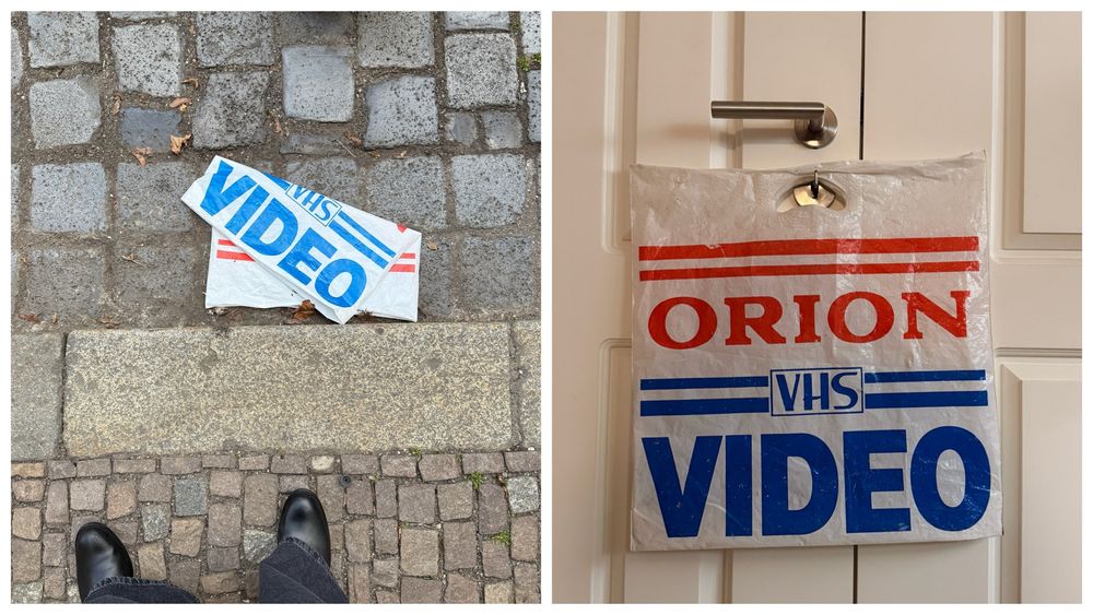 Linkes Foto: Schuhspitzen und eine Plastiktüte, auf der „VHS Video“ zu lesen ist, die nah des Bordsteins auf dem Straßenpflaster liegt. Rechtes Foto: Tüte entfaltet und gesäubert zu Hause. Hier ist noch „Orion“ zu lesen.