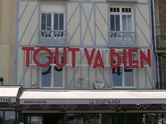 Photo de la devanture du "Tout Va Bien", un bar de Dieppe. 