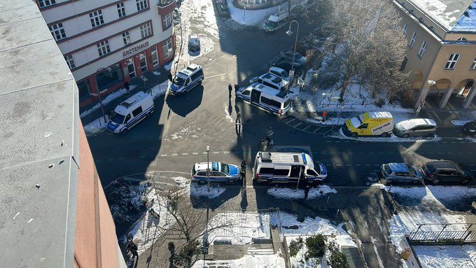Photo d'une demie douzaine de véhicules de police stationnant au bas de l'immeuble où sont situés les bureaux du journal Junge Welt. Photo diffusée sur X par le journaliste James Jackson.