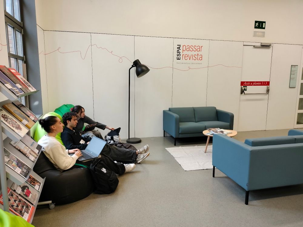 Espai Passar revista a la biblioteca del Campus Poblenou de la UPF, amb alguns usuaris 