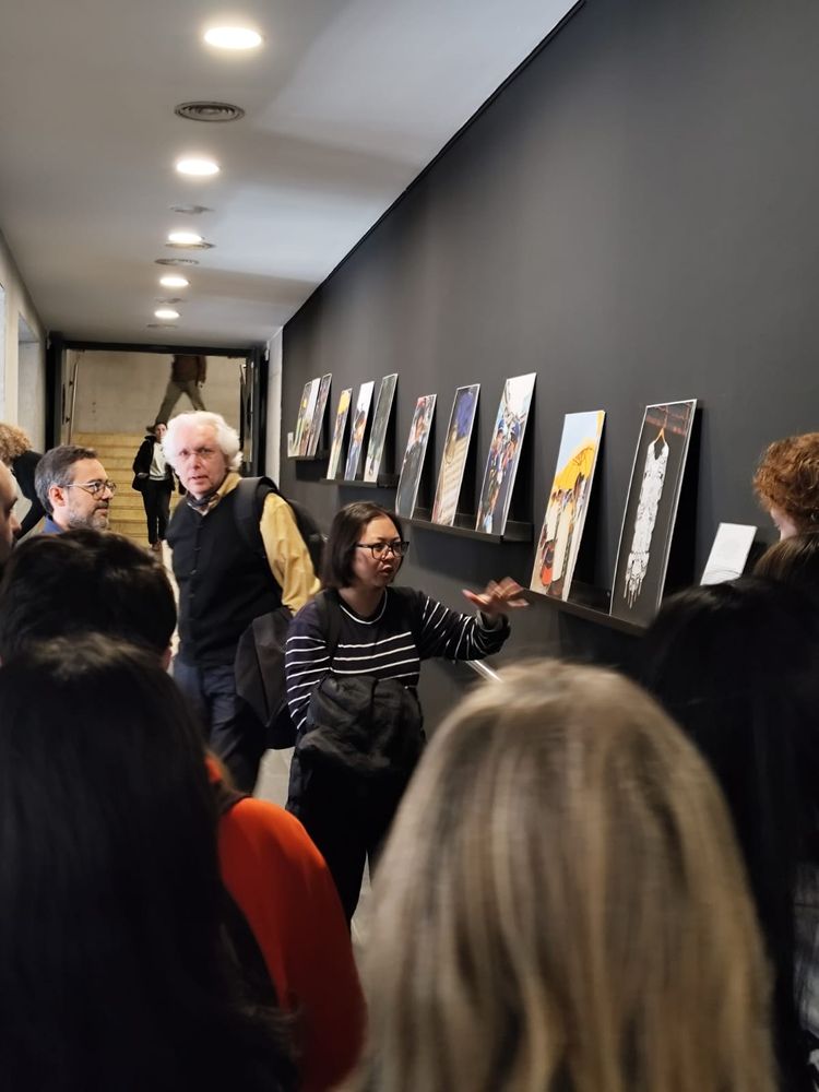 Buhamo Budi comentant les fotografies de la seva exposició