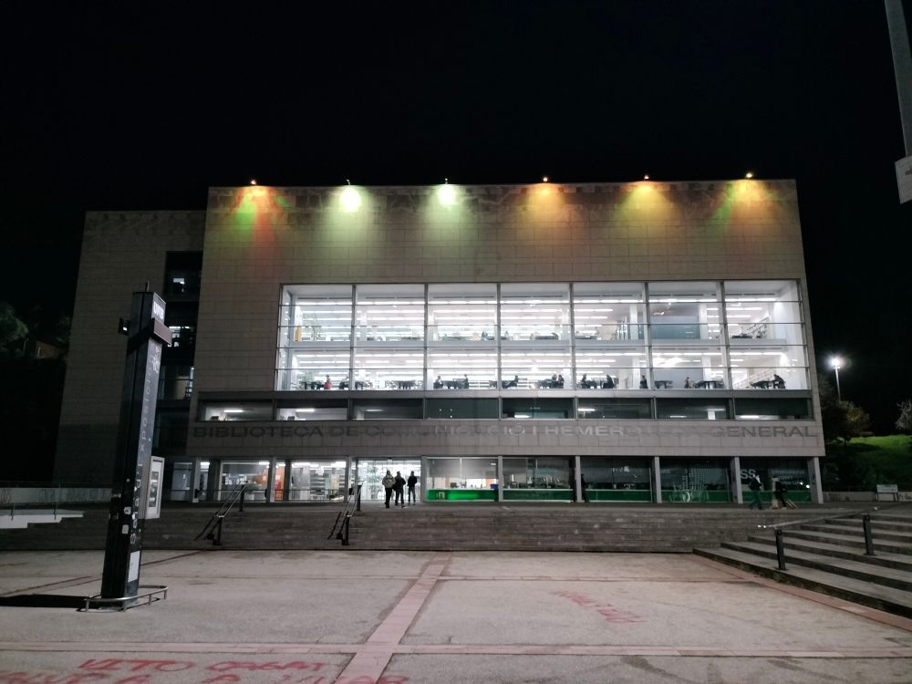 Façana de la biblioteca de Comunicació i Hemeroteca General amb focus grocs 