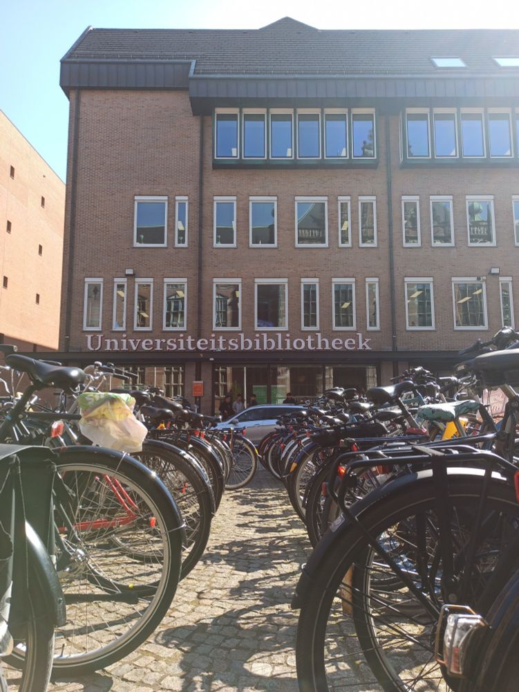 Façana de la biblioteca de la Universitat de Groningen, amb bicicletes aparcades al davant