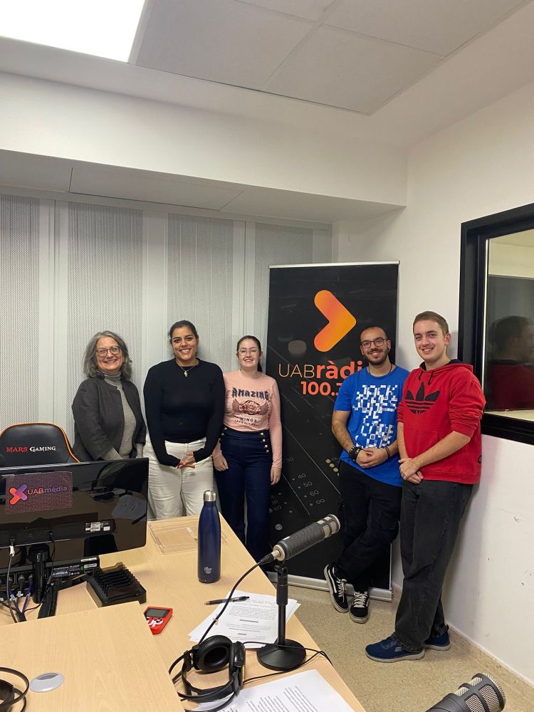 L'equip de col·laboradors del programa L'Etcètera (UBAmèdia), a l'estudi. D'esquerra a dreta: Marta Civil, Ivette Aldana, Sofia Pérez, Pau Garrido i Òscar Tercero. Bellaterra, Facultat de Ciències de la Comunicació (UAB), 18 de novembre de 2025,