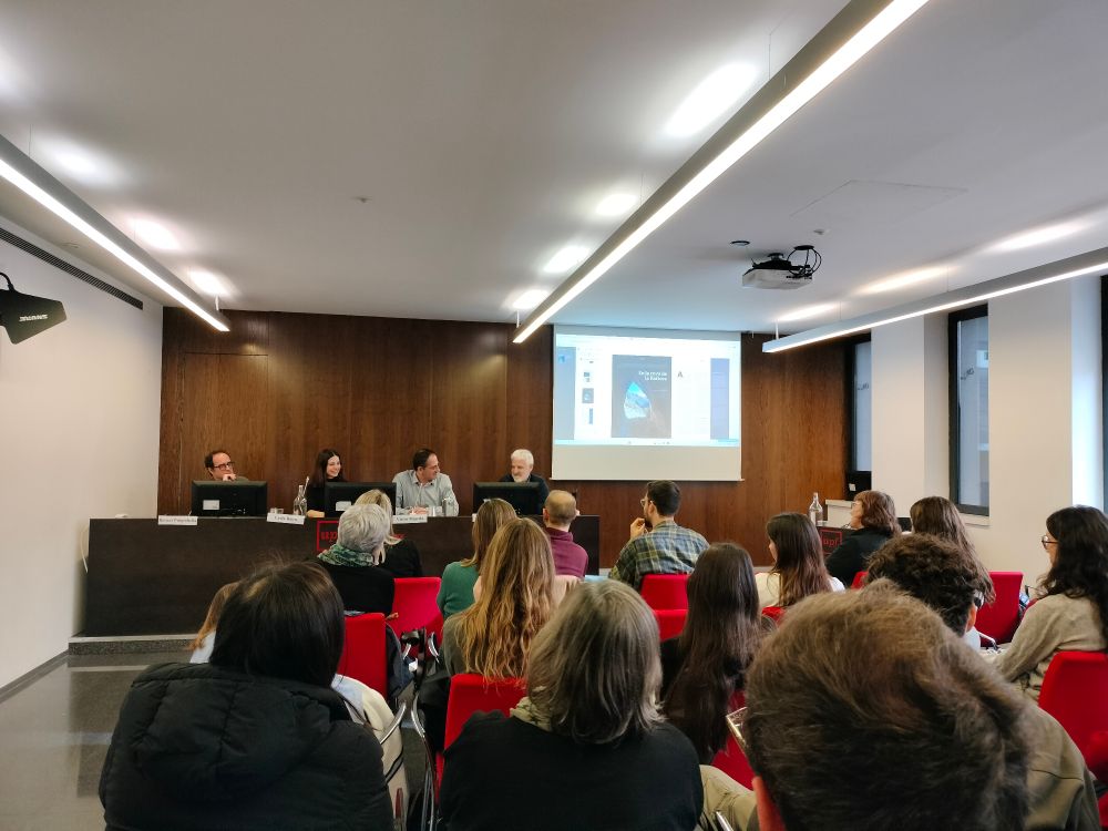 Taula rodona prèvia a la inauguració de l'espai Passar revista 