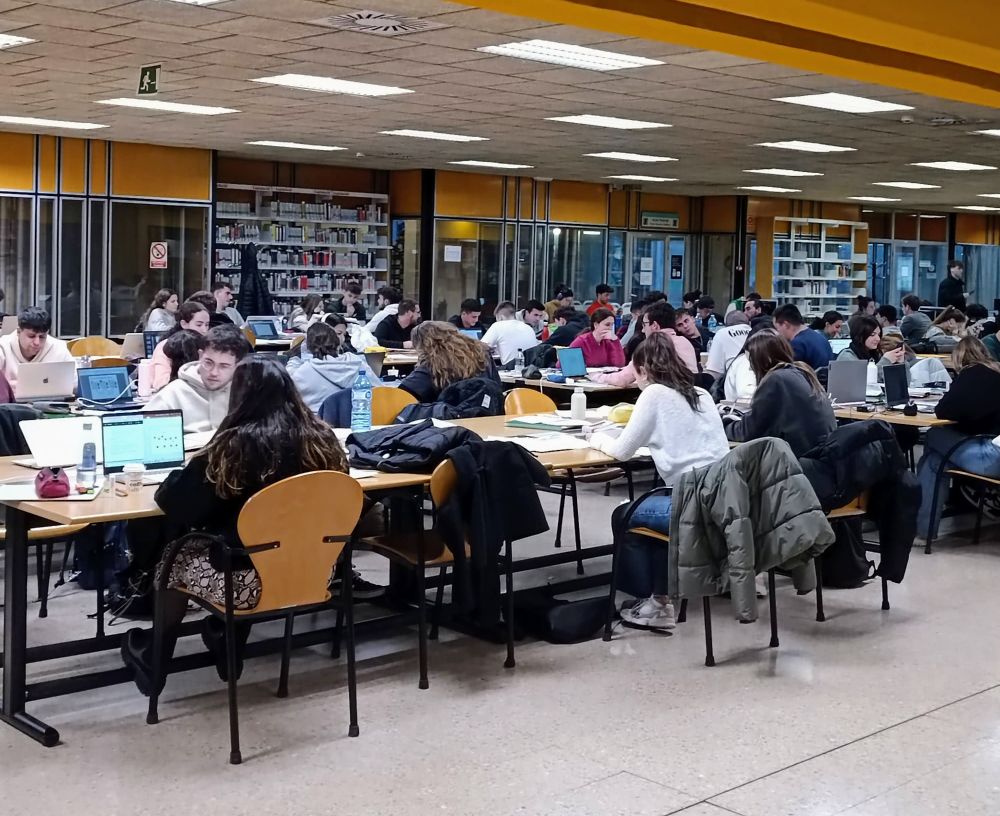 Persones estudiant a la Sala d'Estudi UAB
