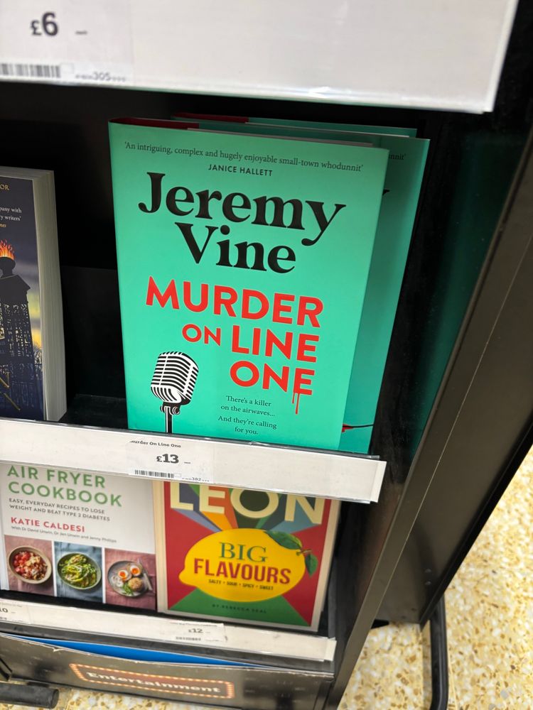 A turquoise book with a pic to re of an older microphone. Text reads “ and hugely enjoyable small-town whodunnit'
JANICE HALLETT
Jeremy
Vine
MURDER ON LINE ONE