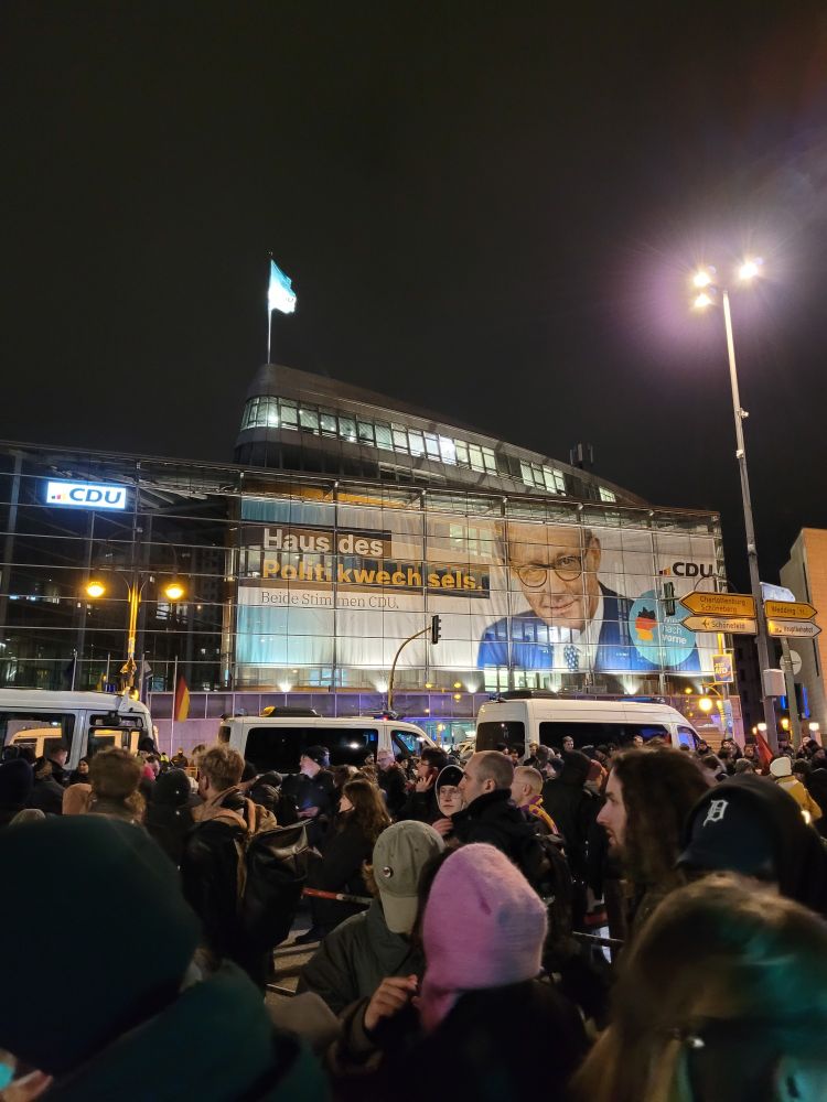 Viele Menschen protestieren vor der CDU-Parteizentrale