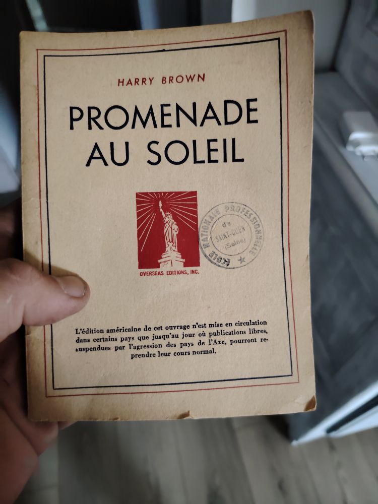 Promenade au soleil de Harry Brown édité  chez Overseas éditions.  Ces ouvrages ont été imprimés pendant la Seconde Guerre mondiale dans le cadre d'un programme destiné aux soldats et aux populations des pays occupés.

Le texte au bas de la couverture précise :

*" L'édition américaine de cet ouvrage n'est mise en circulation dans certains pays que jusqu'au jour où publications libres, suspendues par l'agression des pays de l'Axe, pourront reprendre leur cours normal."

On voit aussi un bout de mon parquet,
 mais ce n'est pas trop l'intérêt de mon post.