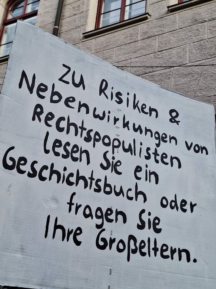 Plakat auf einer Demo: zu Risiken und Nebenwirkungen von Rechtspopulisten lesen Sie ein Geschichtsbuch oder fragen Sie Ihre Grosseltern.