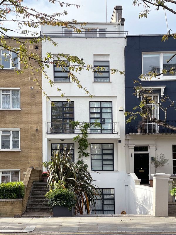 A colour photograph of a tall, thin modernist style town house in Notting Hill