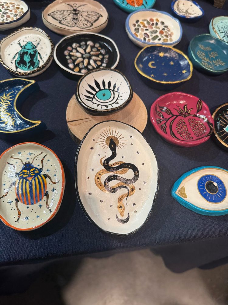 Small potteries with painted animals: snake, beetle etc