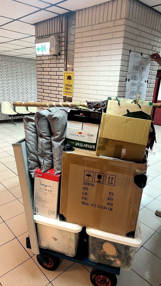 製作：這些東西可以全部上車嗎
安安：怎麼不行？來我堆給你看
製作：幹你到底怎麼堆的
安安：沒看到我買東西都一定要留箱子嗎
製作：什麼意思？
安安：立體的俄羅斯方塊阿🙂