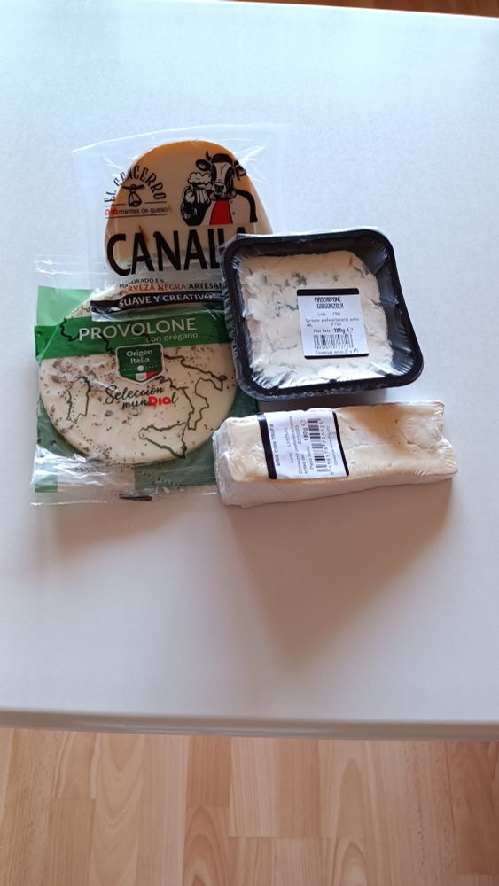 Quesos de cuatro variedades distintas.