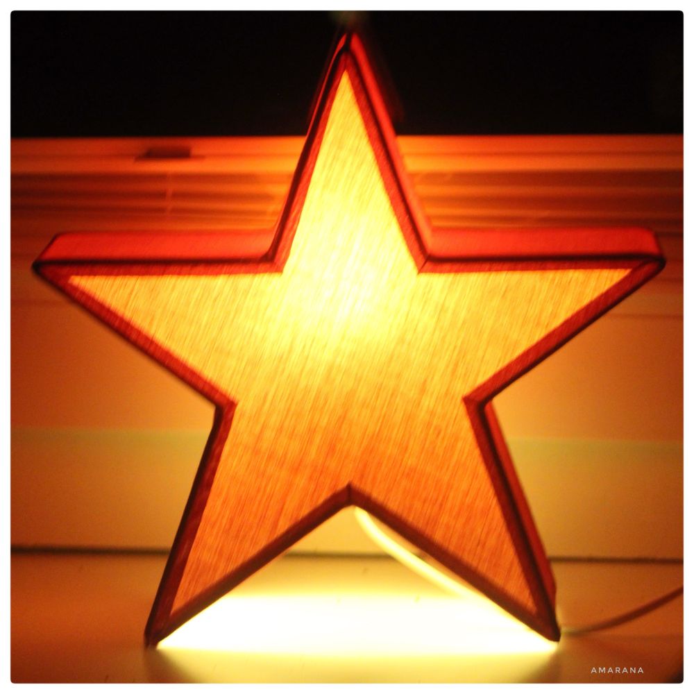 Ein beleuchteter rotleuchtender Stern