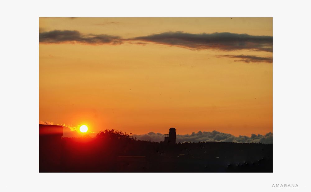 Sonnenuntergang, die Wolken im Hintergrund sehen aus wie Wolken