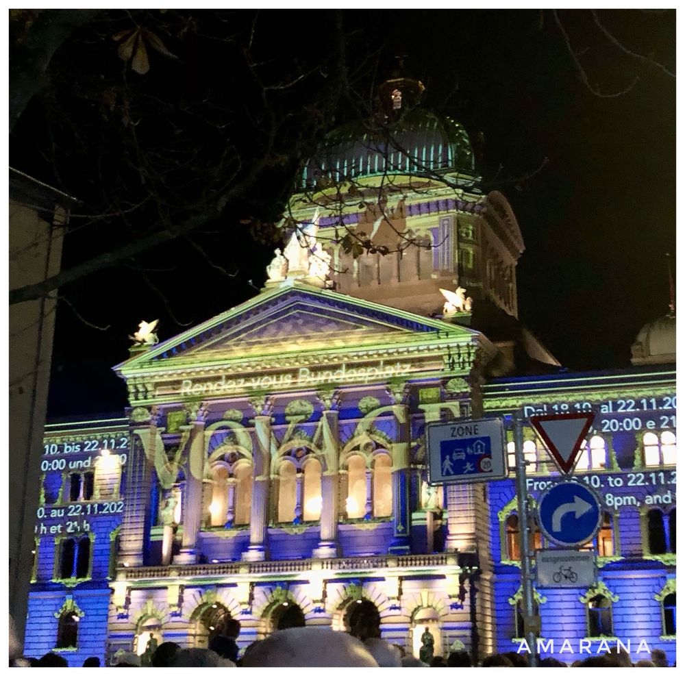 Bundeshaus farbig beleuchtet