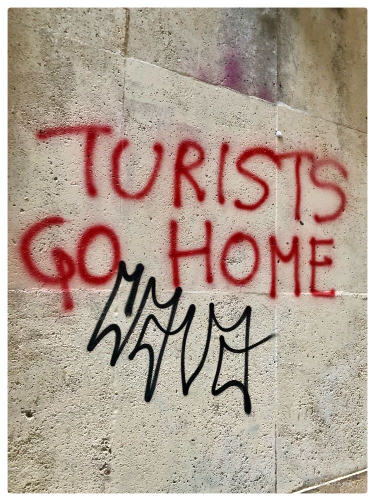 Turists go home in rot auf eine Wand gesprüht 