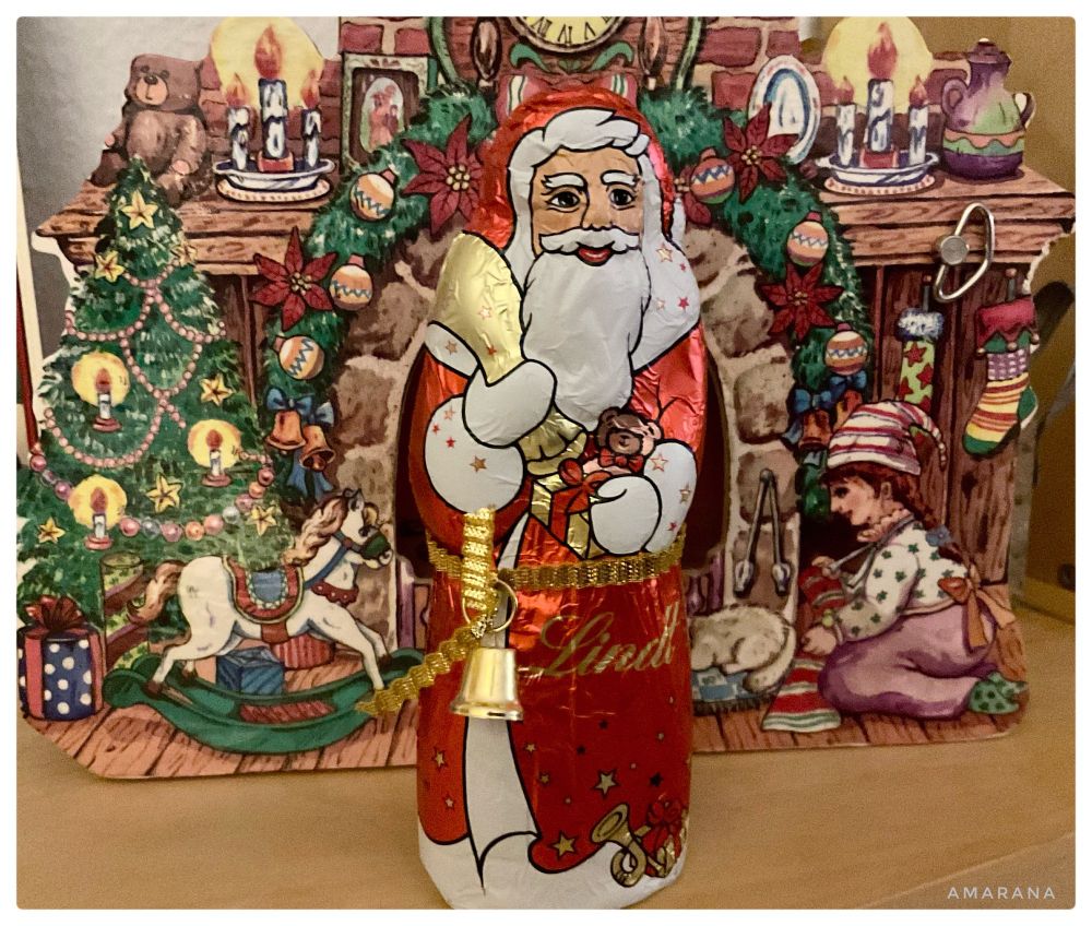 Ein Schokonikolaus vor einer weihnachtlichen Spieluhr