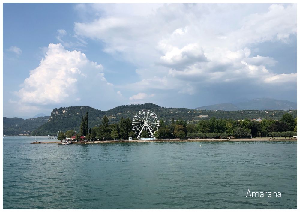 Wasser, Berge, weisses Riesenrad