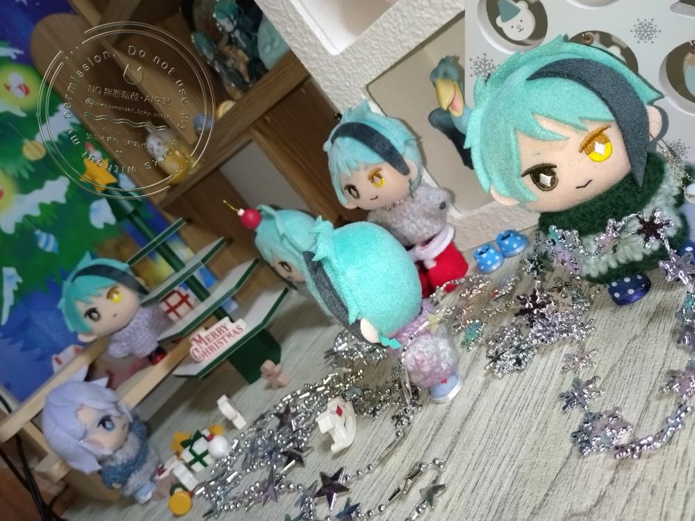 ﾏｽ達は自ら率先してクリスマスの飾り付けをはじめました。計画性の無い家主に任せると、直前にわぁわぁ言いながらやりはじめるのが容易く想像がつきます。（ﾏｽ達はかしこいのでハロウィンの時の家主の様子をおぼえています）ｷﾗｷﾗのクリスマスの空気を長く感じたいのです。
