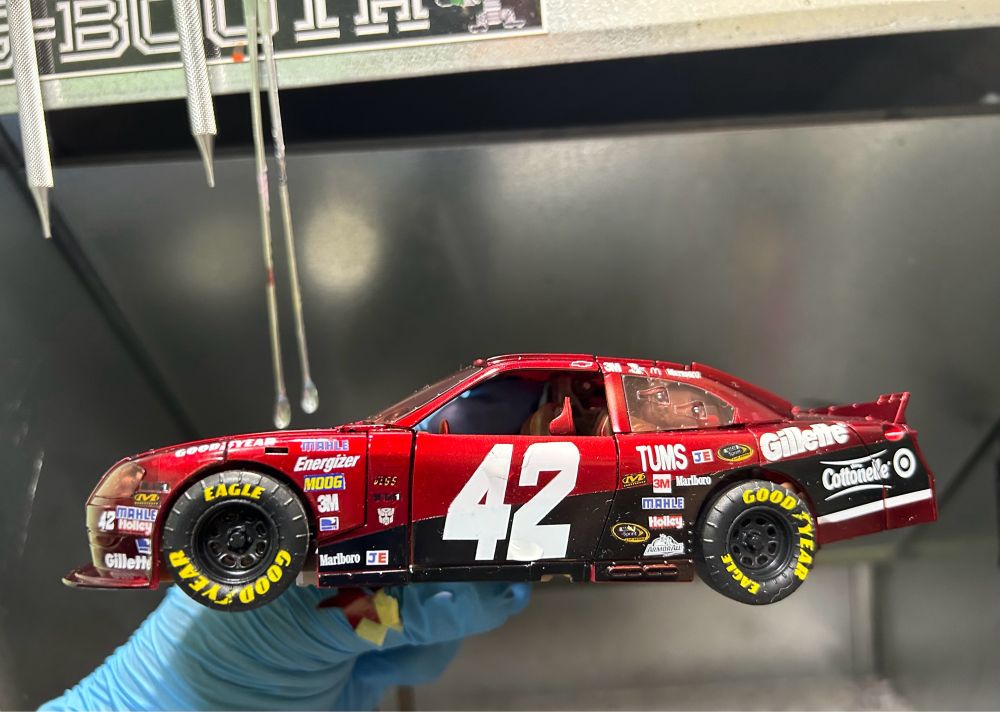 デカール増し増しで貼っています。宣材画像の