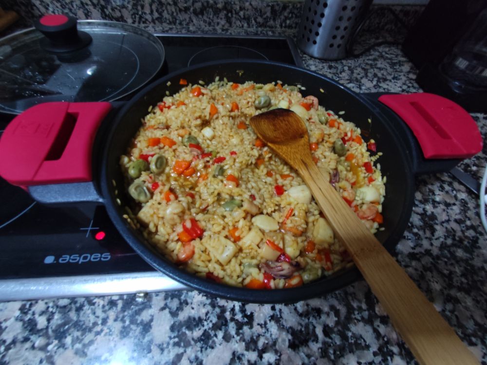Perol con arroz y gambas y chocos