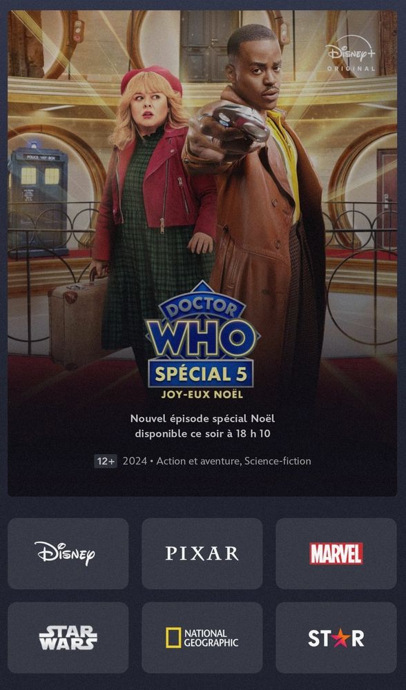 Imagen promocional del especial de Navidad de Doctor Who 2024. Se ve al Doctor (Ncuti Gatwa) apuntando al espectador con su destornillador sónico. A su lado aparece una nueva compañera con un vestido verde a cuadros, una chupa roja y una maleta en la mano.