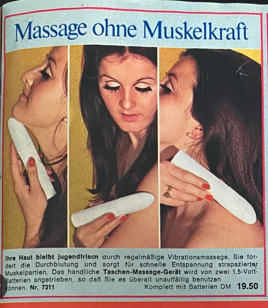 Foto eine Anzeige aus den vermutlich siebziger oder achtziger Jahren, das einen Massagestab bewirbt und eine Frau zeigt, die sich mit einem Vibrator das Kinn, die Schultern und den Oberarm massiert. Verkaufs-Text: „ihre Haut bleibt jugendlich frisch durch regelmäßige Vibrations Massage. Sie fördert die Durchblutung und sorgt für schnelle Entspannung strapaziertter Muskelpartien. Das handliche Taschenmassagegerät wird von zwei 1,5 V Batterien angetrieben, so dass sie es überall unauffällig benutzen können.“
