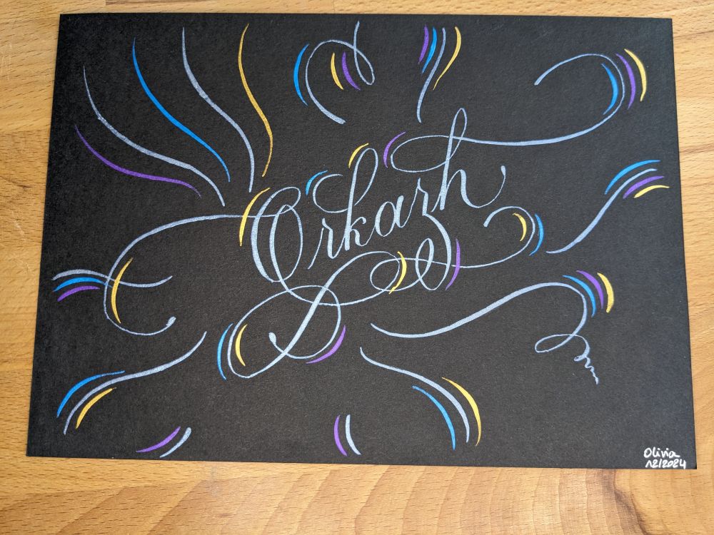 Le pseudo "Orkazh" calligraphié avec des ornements dans tous les sens dans les couleurs bleues grise, violet, bleu et doré