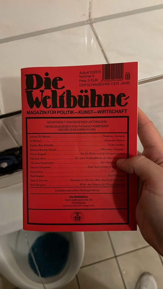Foto von einem DIN a5 roten Heft namens die weltbühne in der Hand gehalten zum Fotografieren 