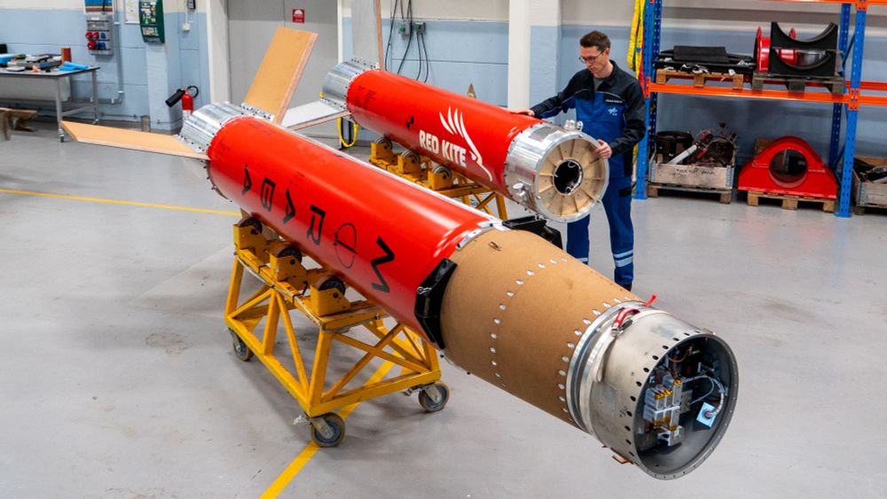RED KITE-Motoren in der Vorbereitungshalle

Für den Flug von MAPHEUS-16 hat das DLR zum ersten Mal zwei seiner RED KITE-Raketenmotoren kombiniert. Diese Antriebe hat das DLR mit dem Unternehmen Bayern-Chemie entwickelt und hergestellt. Sie sind leistungsstark und ermöglichen sehr flexible Flugprofile.