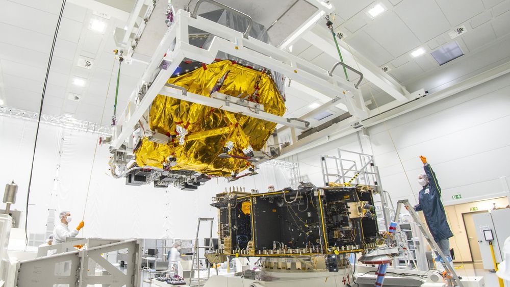 „PLATO’s eyes meet brain“

Die optische Bank mit den 26 Kameras wird auf das Service-Modul gesetzt.

Credit: ESA