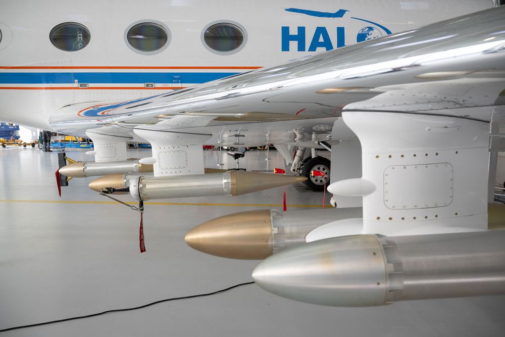 Mess-Sonden für Aerosole und Wolkenpartikel

Mithilfe der Sonde im Vordergrund (PCASP-100X, Passive Cavity Aerosol Spectrometer Probe) untersuchen die Forschenden die Größenverteilungen der Aerosole in der Atmosphäre. Erfasst werden Aerosole mit einer Größe von 0,12-3,5 Mikrometer. Die PIP-Sonde (Precipitation Imaging Probe) im Hintergrund dient der Abbildung von Wolkenpartikeln, die zwischen 100 und 6.400 Mikrometer groß sind.