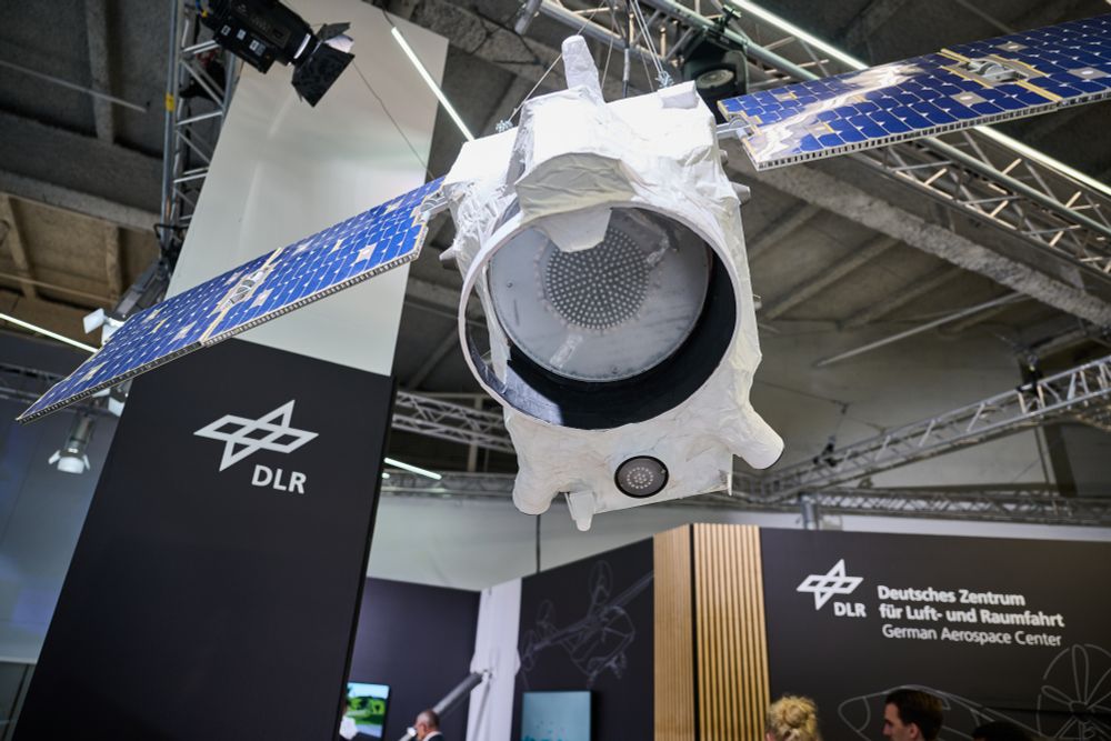 Der deutsch-französische Klimasatellit MERLIN soll während seiner dreijährigen Mission das Treibhausgas Methan in der Atmosphäre aufspüren und überwachen.

Credit: DLR