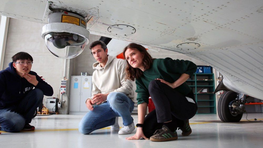Blick auf die Außeneinheit des laseroptischen Sende- und Empfangssystem

Die Wissenschaftlerinnen und Wissenschaftler haben ein laseroptisches Sende- und Empfangssystem in die Dornier 228 eingebaut. Das Flugzeug bildete bei den Flügen einen mobilen Knoten in einem Quantennetz und stellte eine Verbindung zu einer Bodenstation her. Das Flugexperiment fand im Rahmen der QuNET-Initiative statt, die Technologien zur quantengesicherten Kommunikation entwickelt.