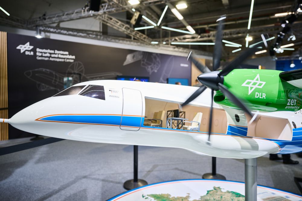 Modell des DLR-Forschungsflugzeugs D328® UpLift

Die D328® UpLift wird als fliegendes Testlabor für neue Kraftstoffe und innovative Luftfahrttechnologien der Zukunft eingesetzt, wie beispielsweise synthetische Treibstoffe oder Wasserstoff. Die aktuellen Flüge finden als Testflüge statt, da die Nutzung von 100 Prozent synthetischen aromatenfreien Kraftstoffen noch nicht allgemein zertifiziert ist.

Credit: DLR