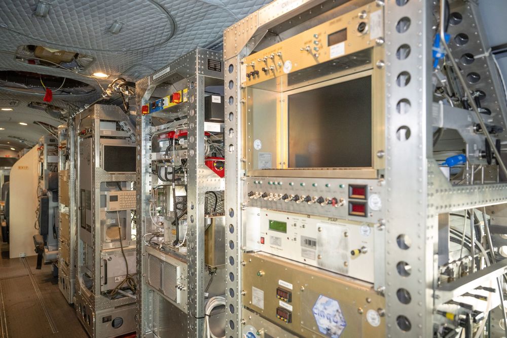 Wissenschaftliche Einbauten im Innenraum

Für die Mission HALO-South wurde das DLR-Forschungsflugzeug HALO mit einer Reihe von komplexen Atmosphären-Instrumenten ausgestattet. Während der Messflüge werden Luftproben über spezielle Einlässe entnommen und untersucht. Der Blick in den Kabinenraum hier zeigt die eingebauten Racks mit Instrumenten zur Analyse von Wolken- und Aerosolpartikel sowie der Spurengas-Zusammensetzung.