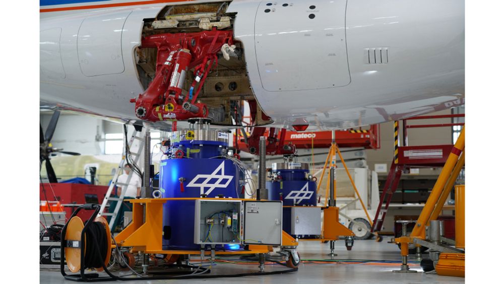 Im Stehen fliegen

Für das Gefühl „wie auf Wolken“ wurde die D328® UpLift auf einer speziellen Luftstützung des DLR gelagert. Die gemeinsam mit der Fabreeka GmbH entwickelte Stützung wurde unter den Achsen des Fahrwerks montiert. Sie stellte sicher, dass das DLR-Forschungsflugzeug vom Boden entkoppelt bleibt und sich seine Bewegungen während der Messungen nicht verfälschen.