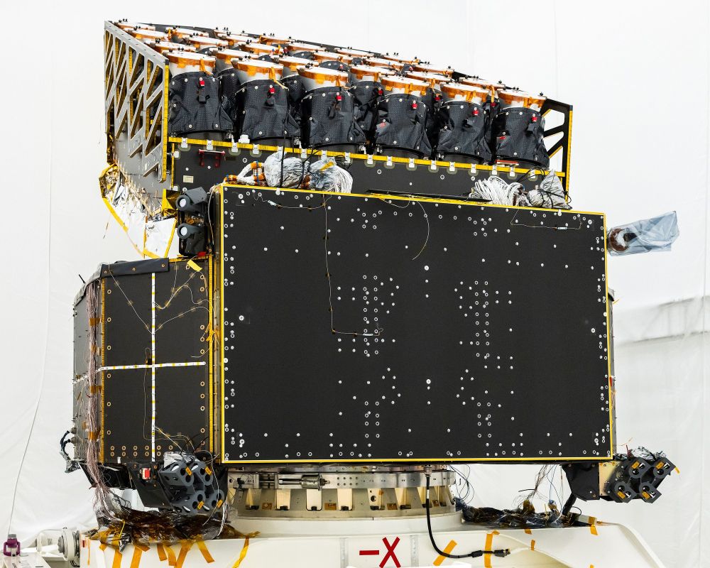 Die 26 Kameras zeigen nach oben

PLATO in aufrechter Position bei ESTEC. Man sieht die Kameras, die alle in schwarzer Folie eingepackt sind.

Credit: ESA-SJM Photography